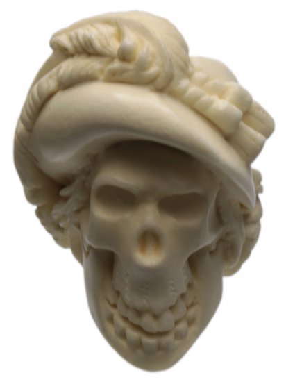 AKB Meerschaum: Carved Skull Wearing Hat (with Case)